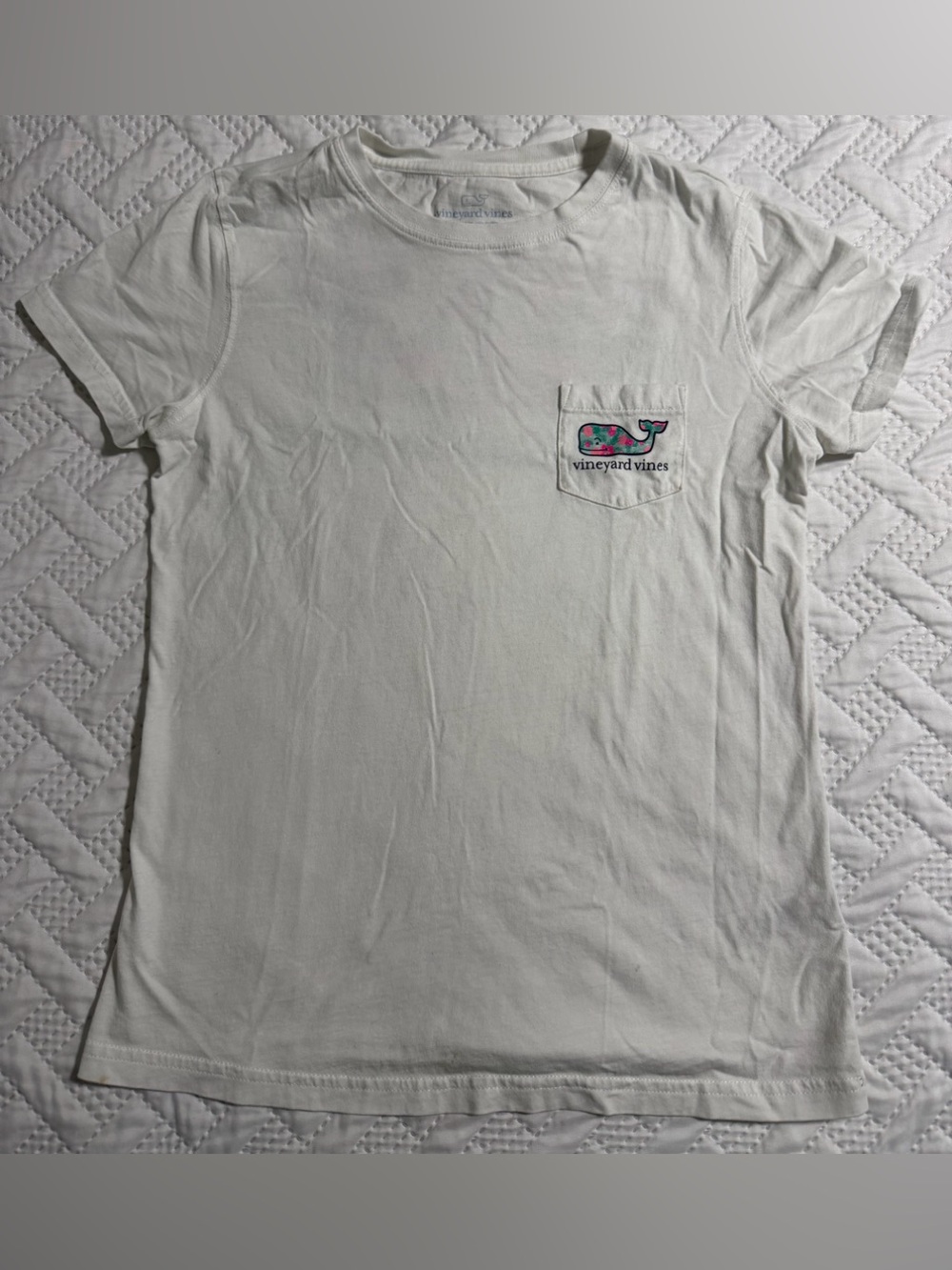 Vineyard Vines Men's Sz XS White Pocket Tee with Multicolor Whale